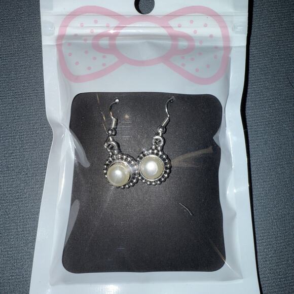 NWT Silvertone Faux Pearl Dangle Earrings With Silvertone Beaded Trim - Picture 5 of 6